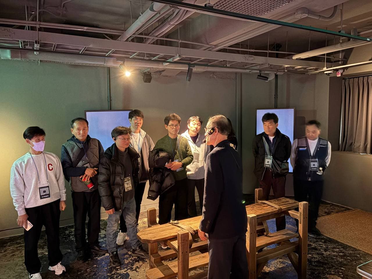 전시관에서 해설을 듣는 기행 참가자들